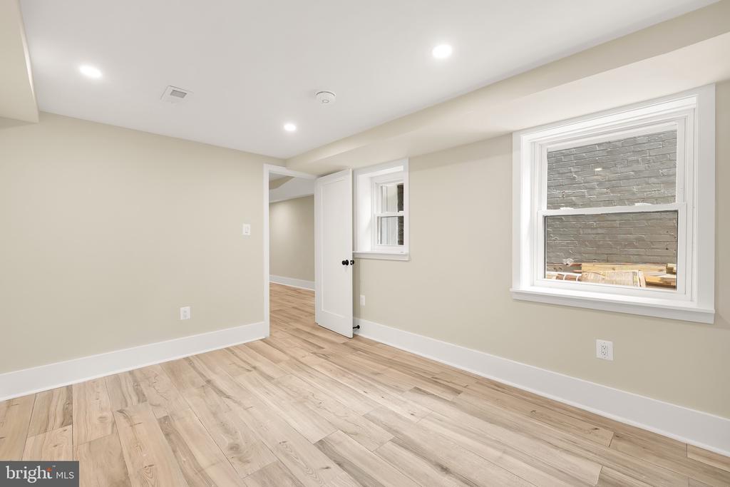 32 Adams St NW