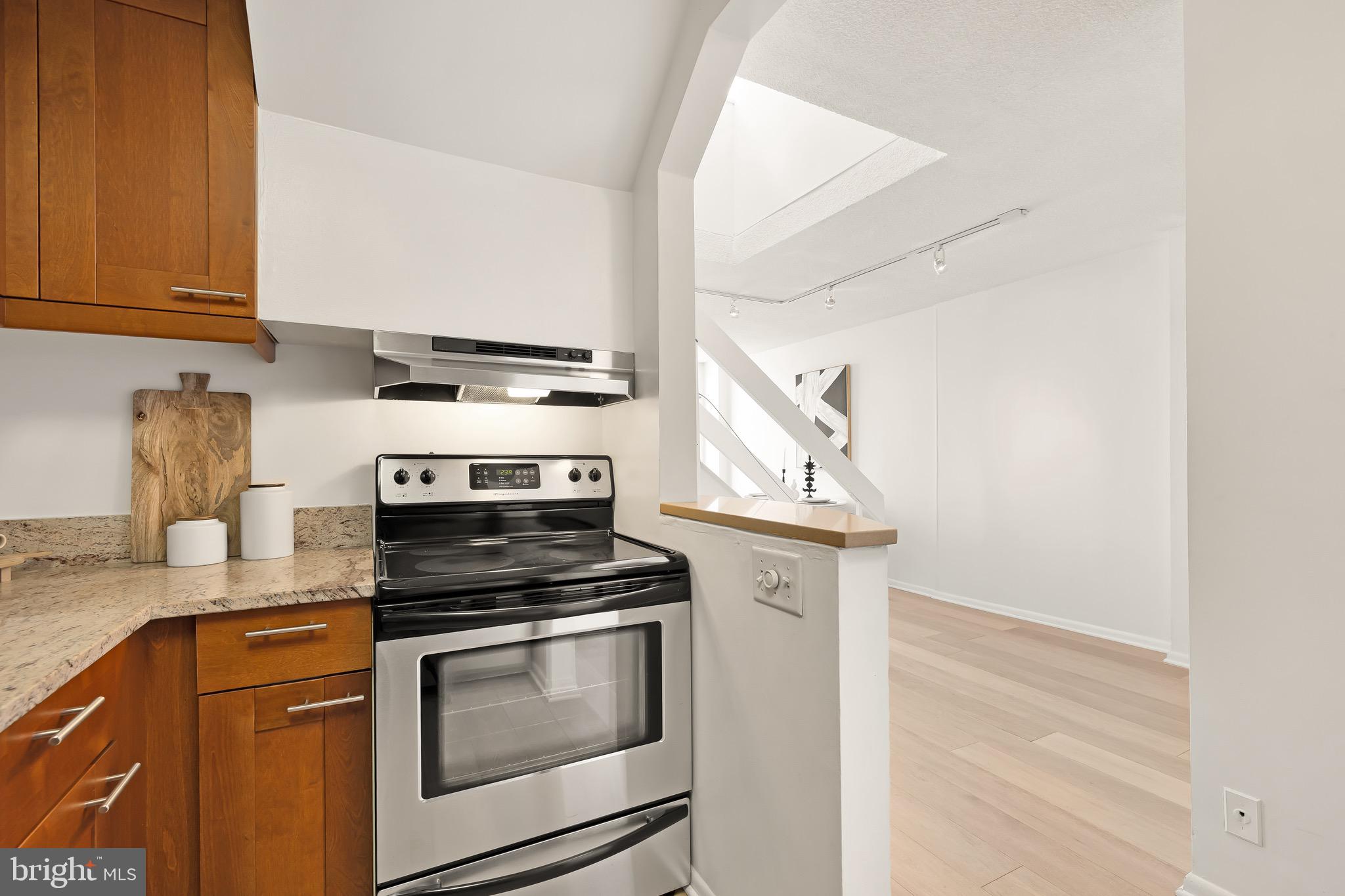 1800 R St NW #807
