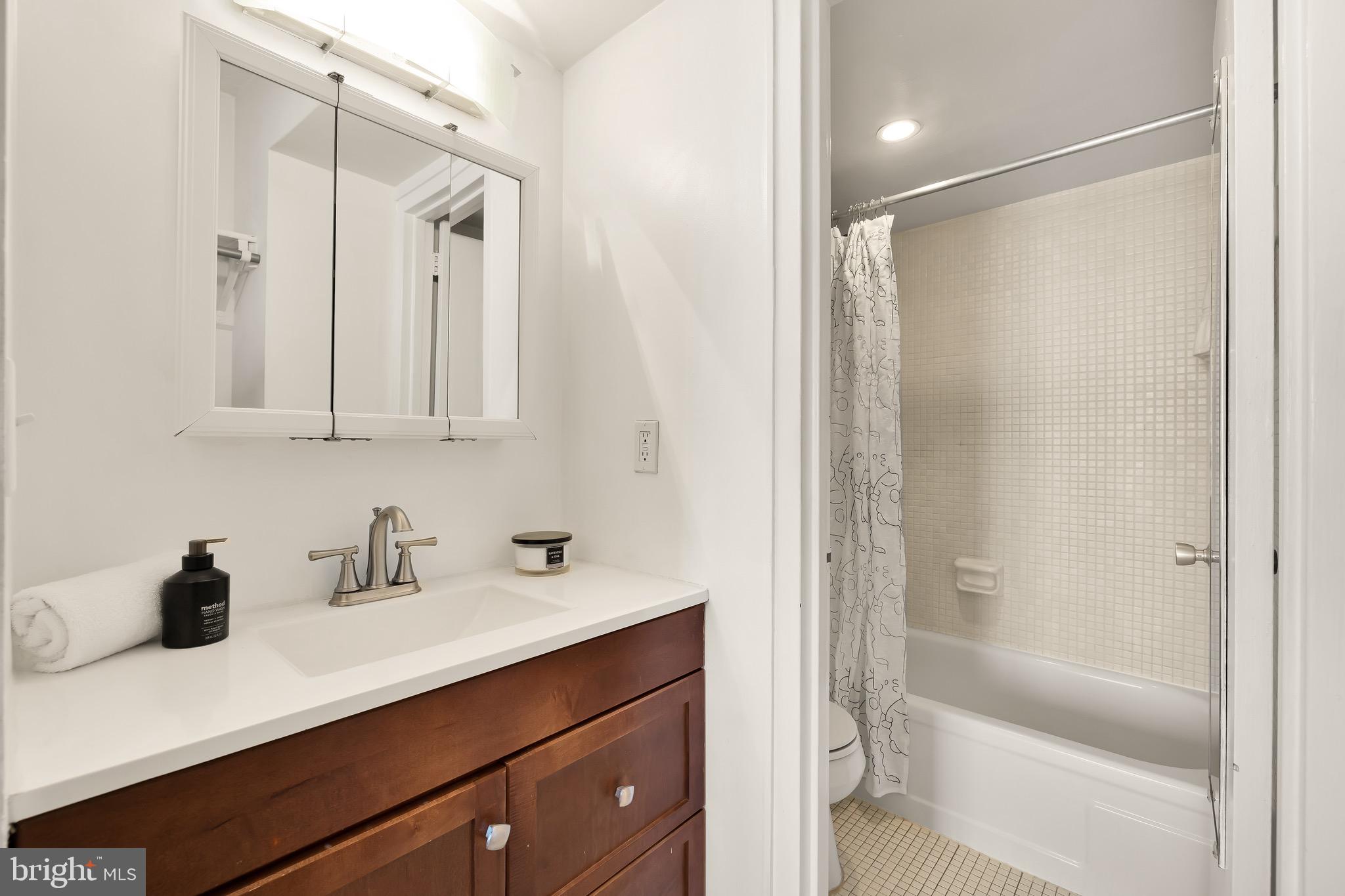 1800 R St NW #807