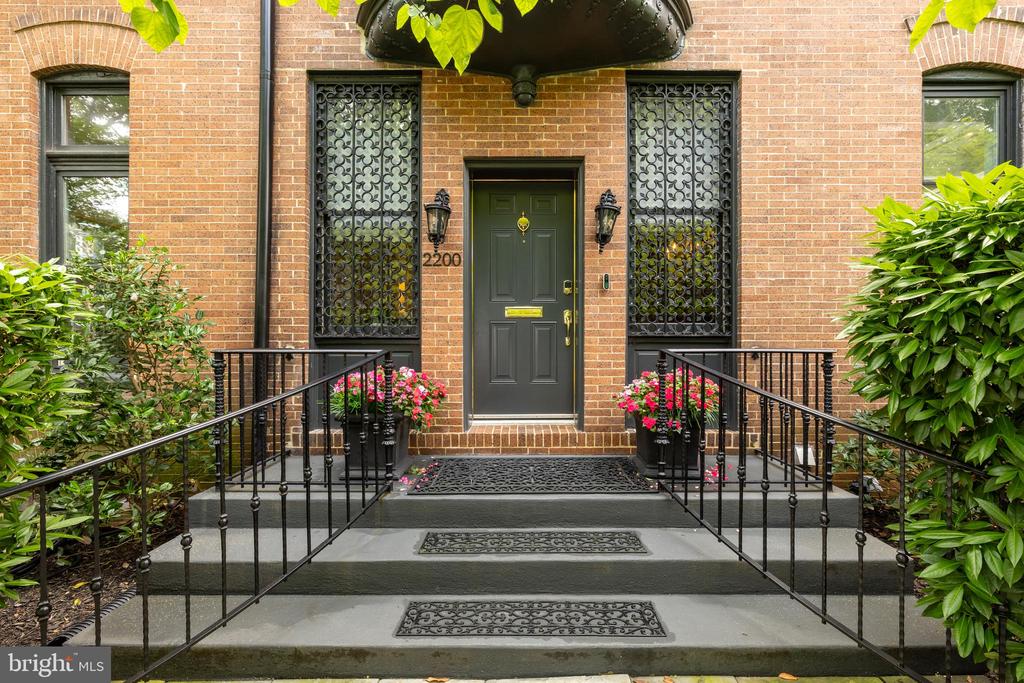 2200 DECATUR PL NW