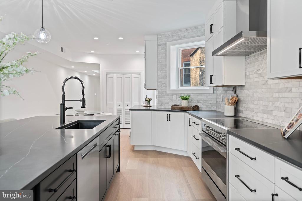 131 11TH STREET NE Unit: PH