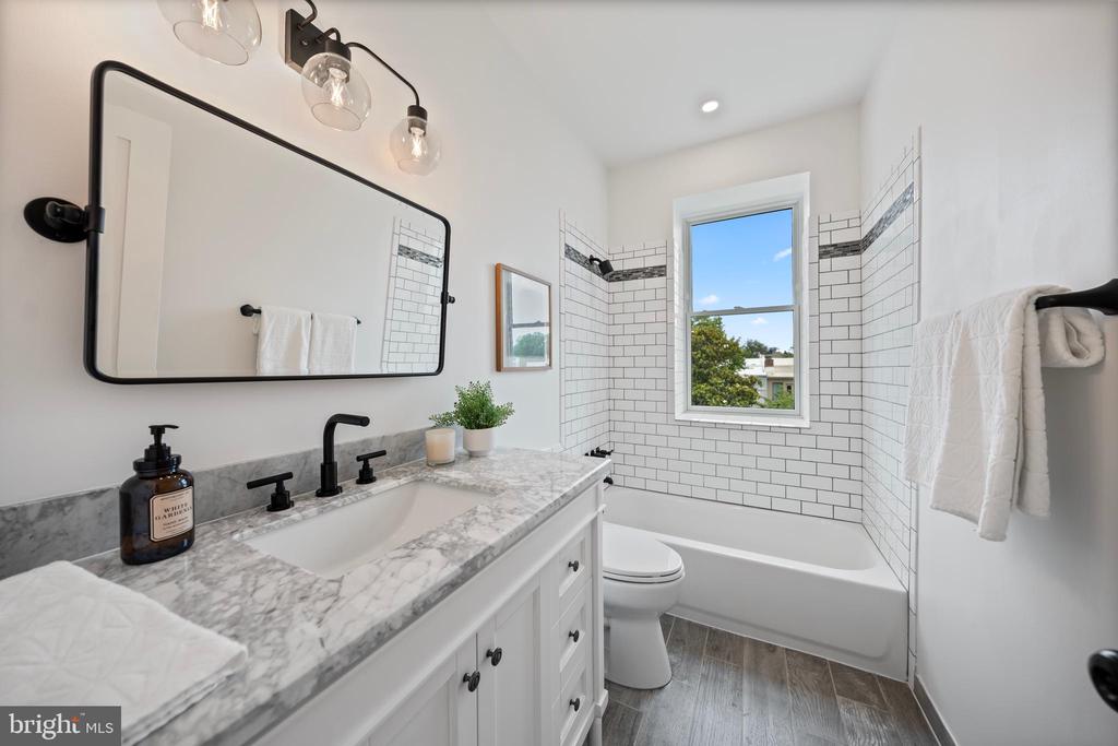 131 11TH STREET NE Unit: PH