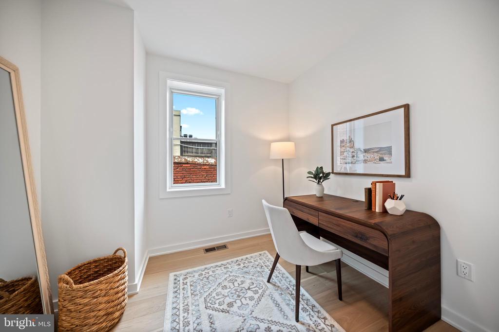131 11TH STREET NE Unit: PH