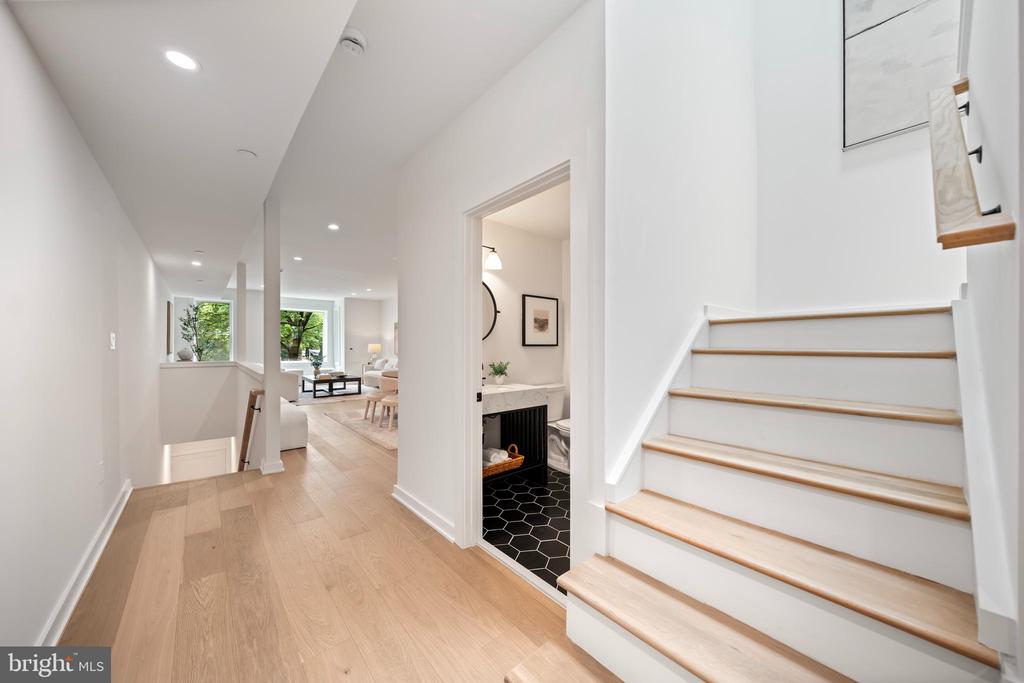 131 11TH STREET NE Unit: PH