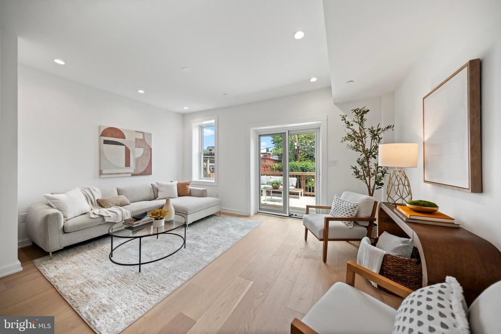 131 11TH STREET NE Unit: PH
