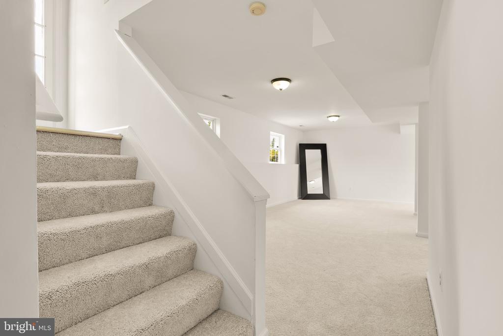 211 Harlem Ln