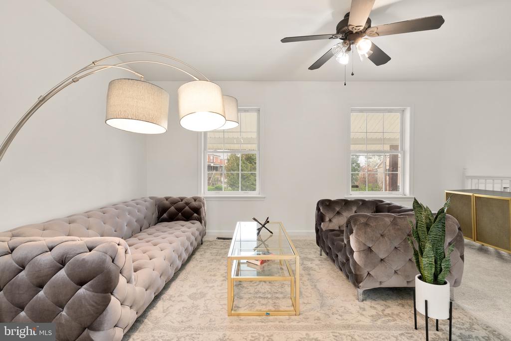 211 Harlem Ln