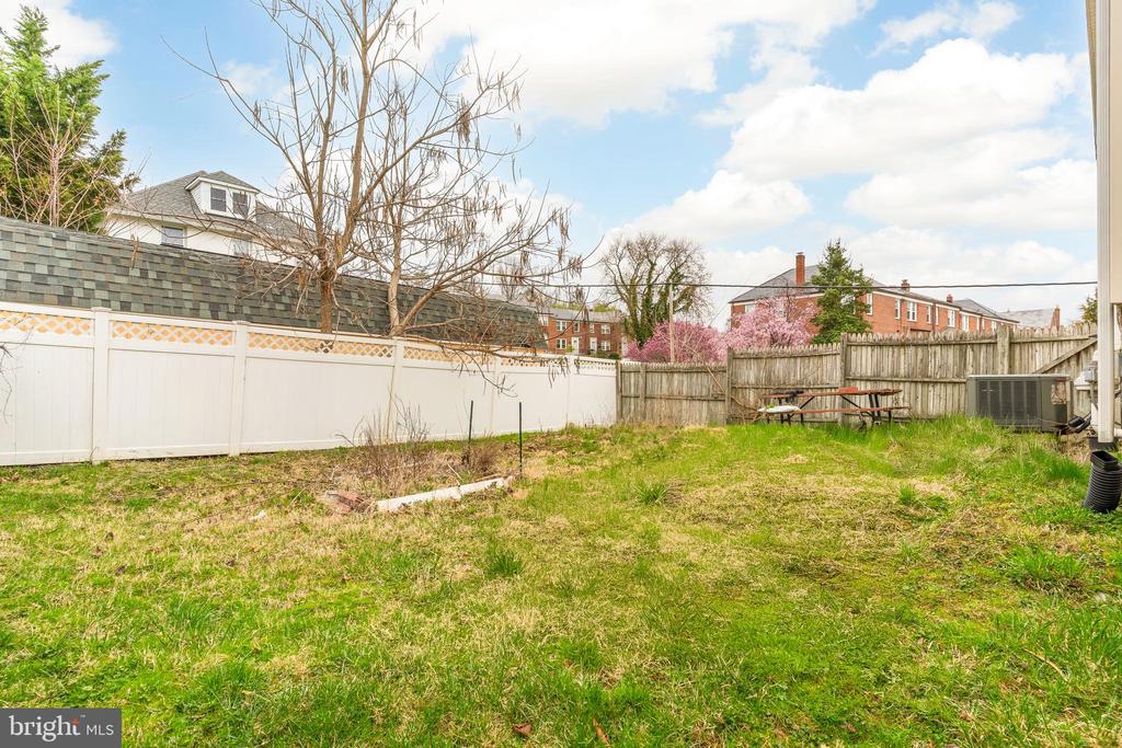 211 Harlem Ln
