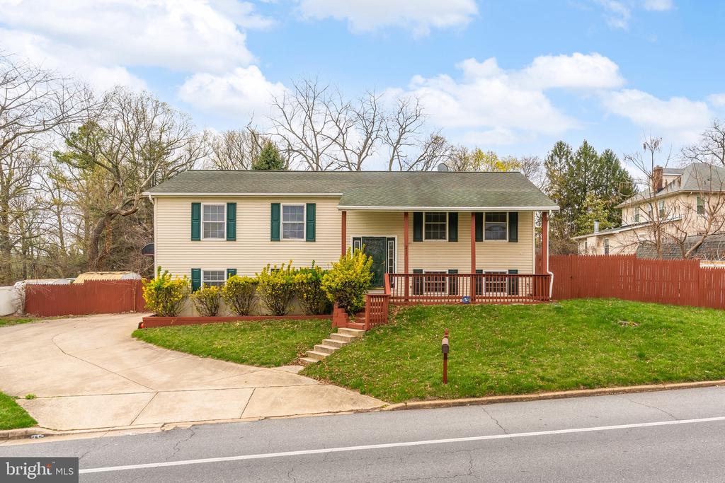 211 Harlem Ln
