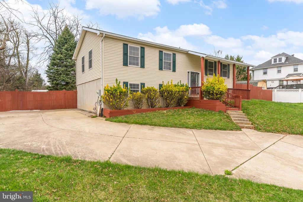 211 Harlem Ln