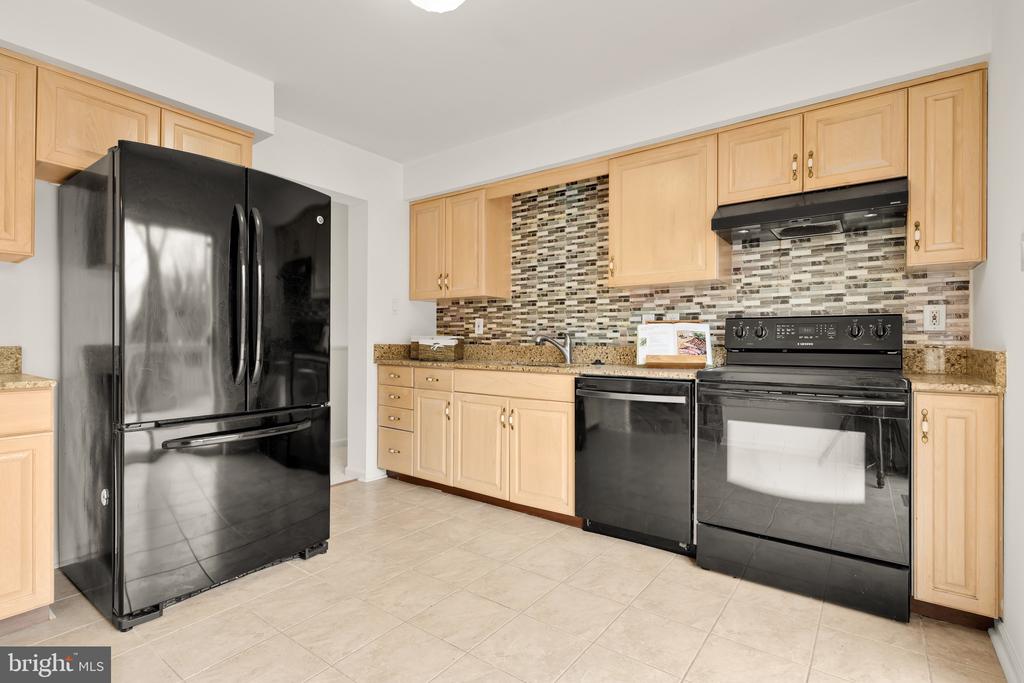 211 Harlem Ln