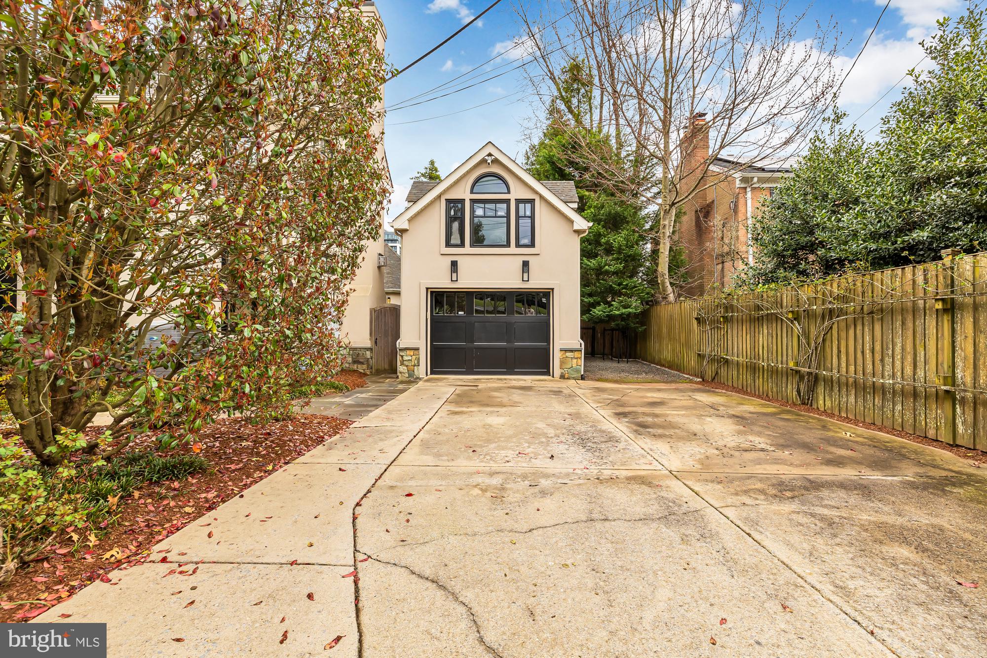 5010 Edgemoor Ln