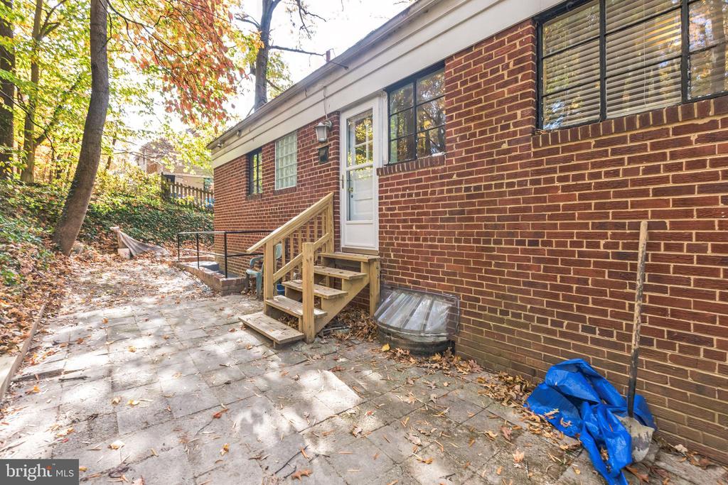 2713 Lake Ave