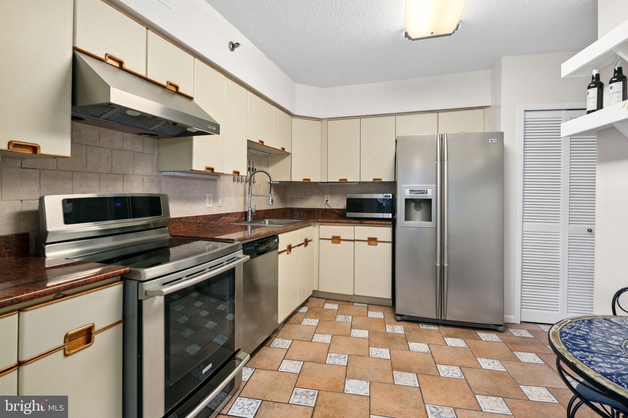 1805 Crystal Dr #213s