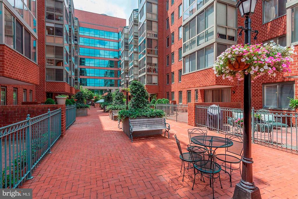 1050 N TAYLOR ST #1-213