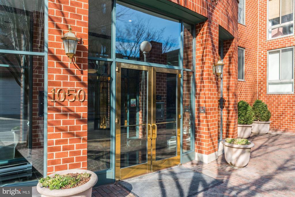 1050 N TAYLOR ST #1-213