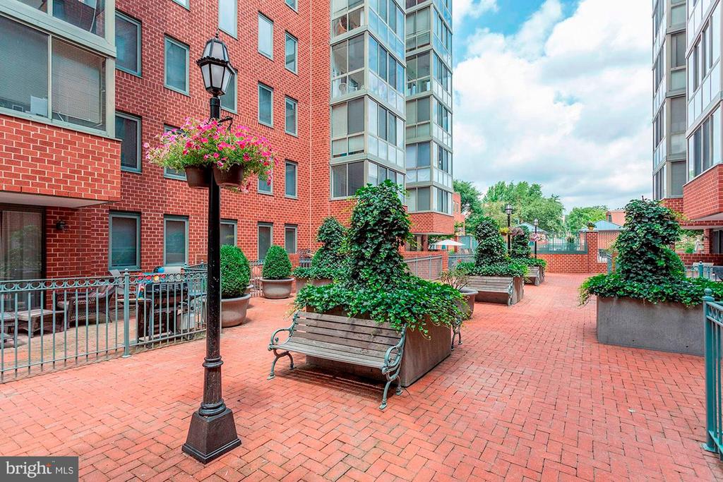 1050 N TAYLOR ST #1-213