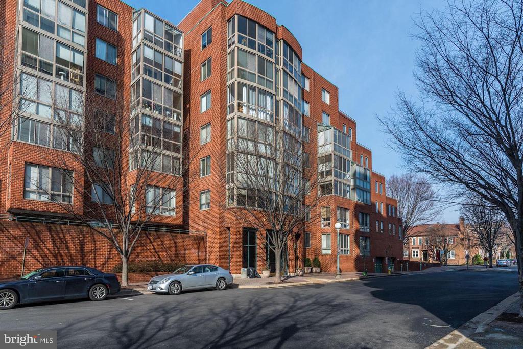 1050 N TAYLOR STREET Unit: 1-213