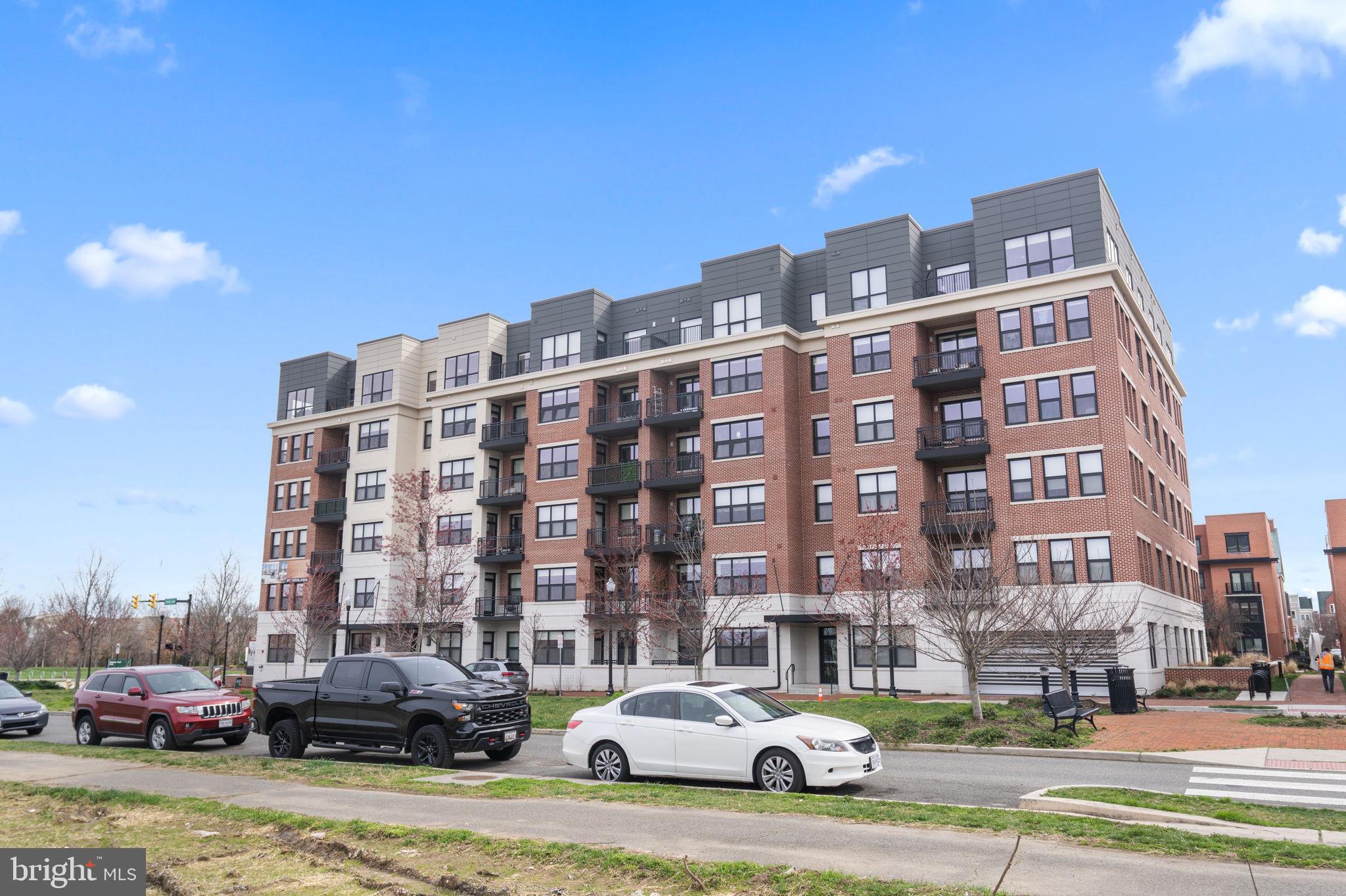 737 Swann Ave #204