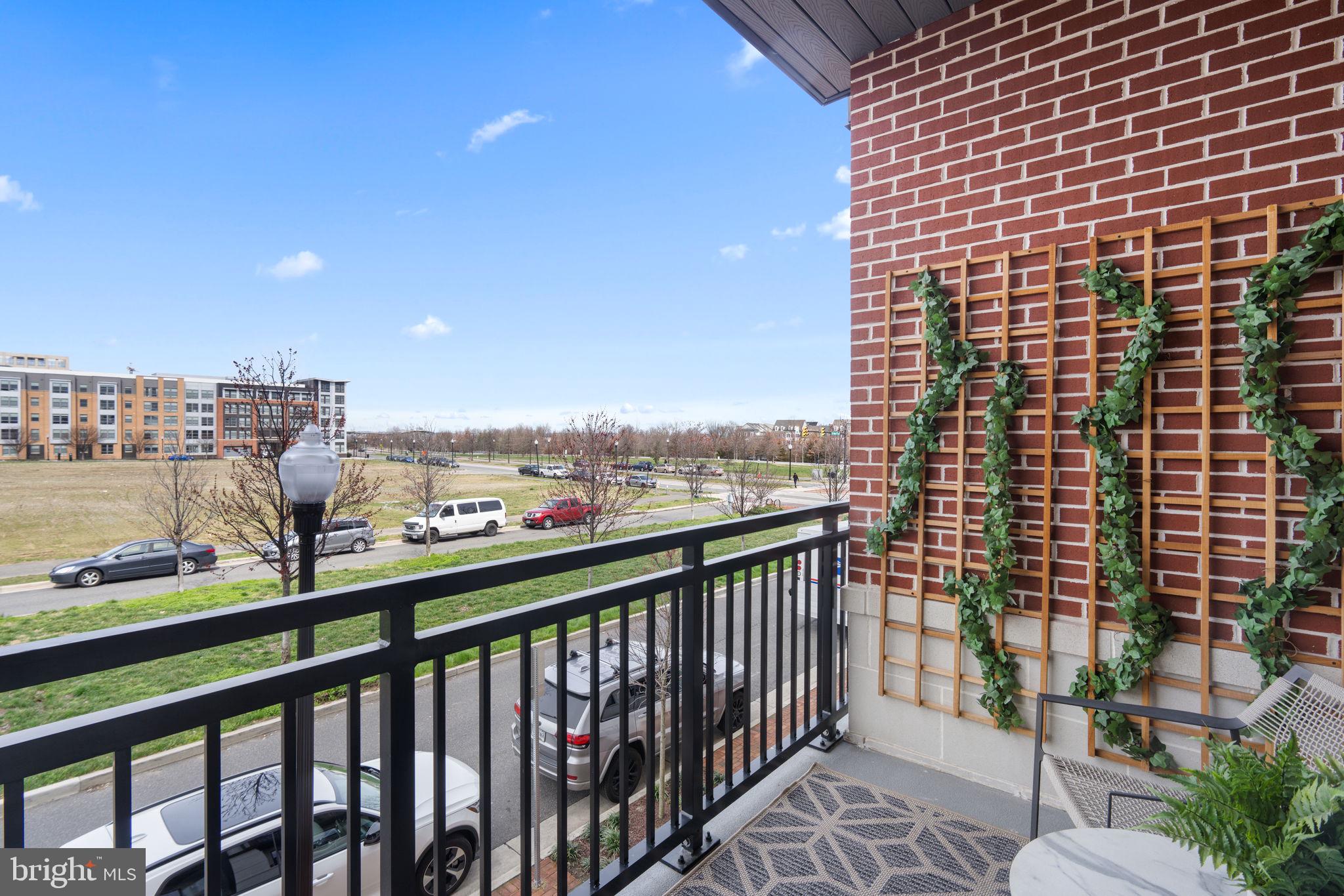 737 Swann Ave #204