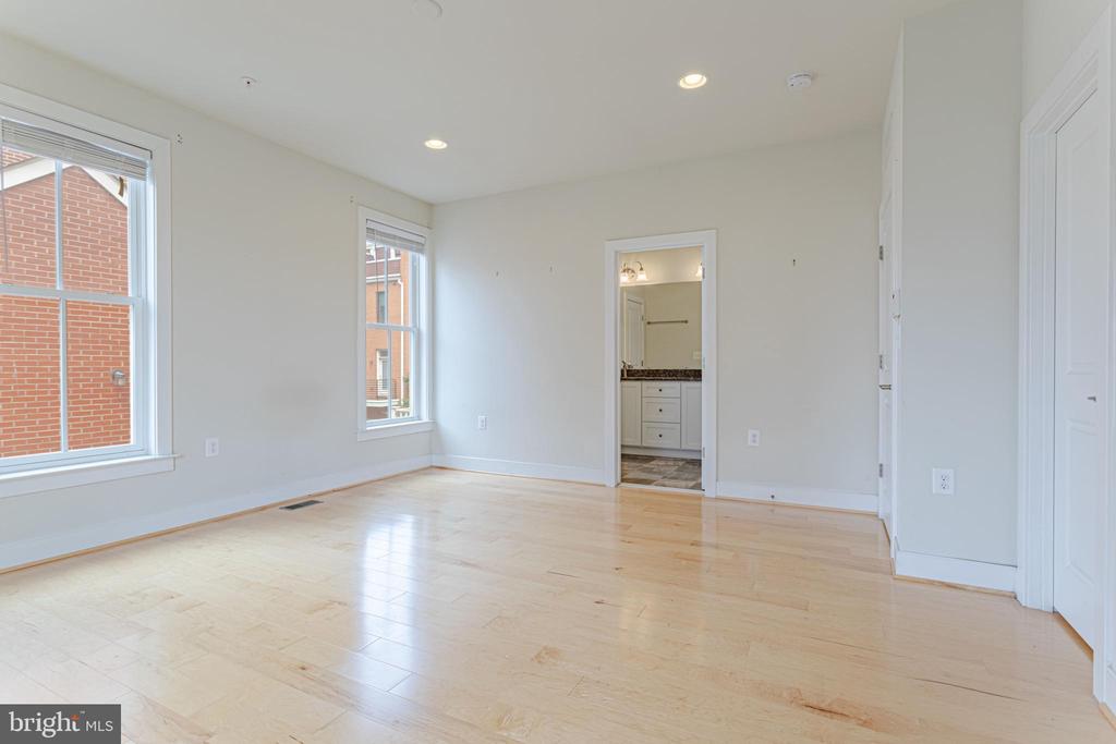 738 BLUEMONT AVE