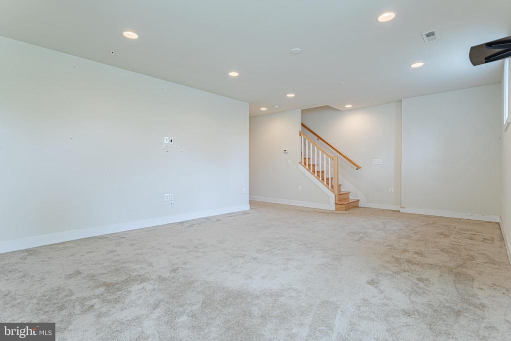 738 BLUEMONT AVE