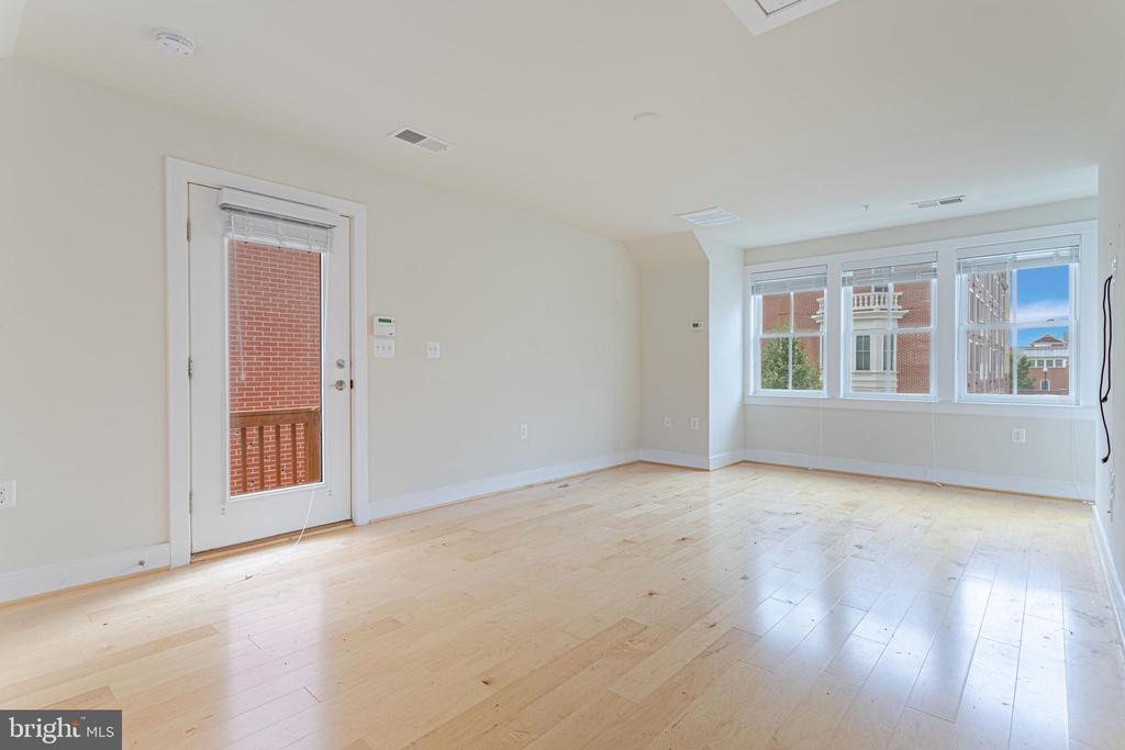 738 BLUEMONT AVE