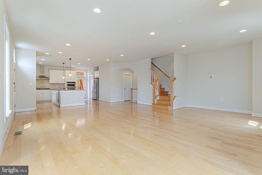 738 BLUEMONT AVE