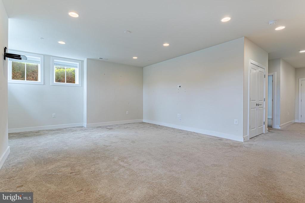 738 BLUEMONT AVE