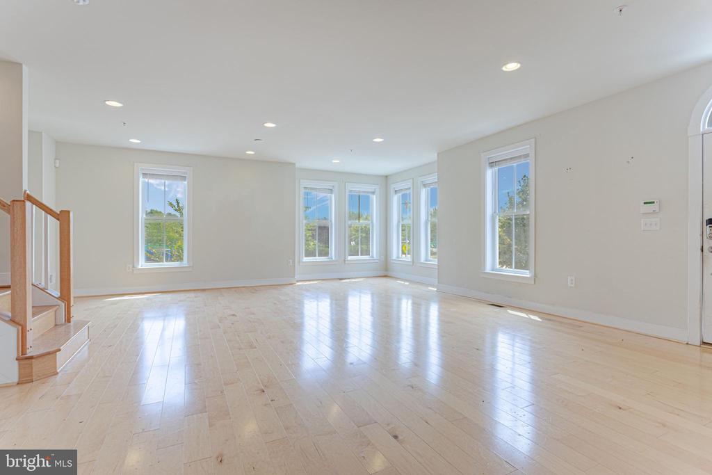 738 BLUEMONT AVE