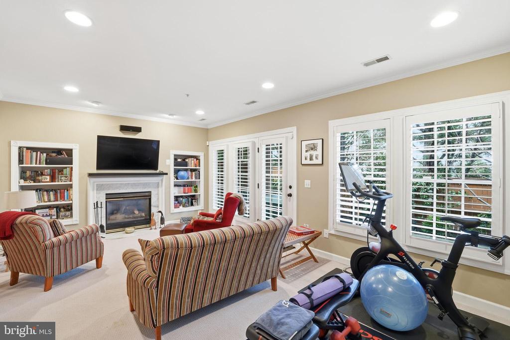 715 HAWKINS WAY