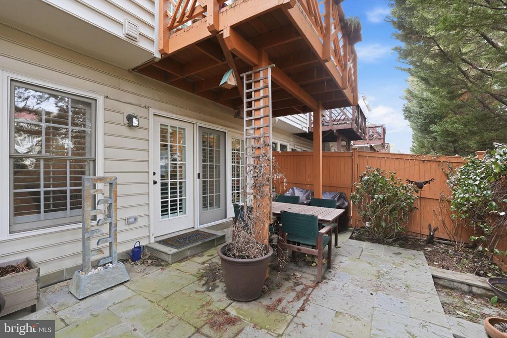 715 HAWKINS WAY