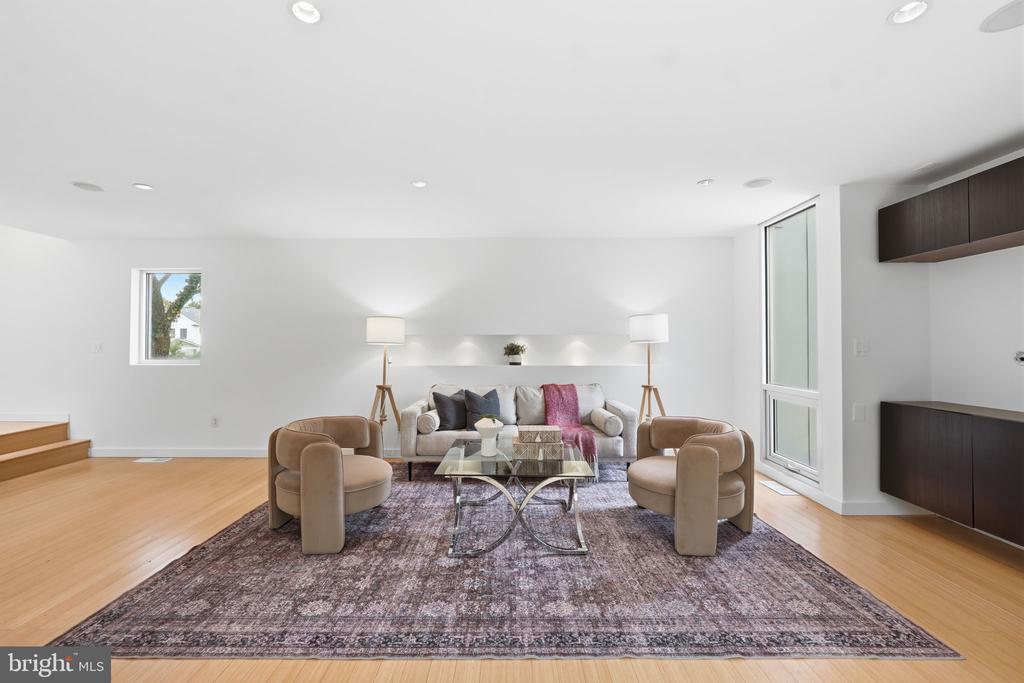 213 E RAYMOND AVENUE