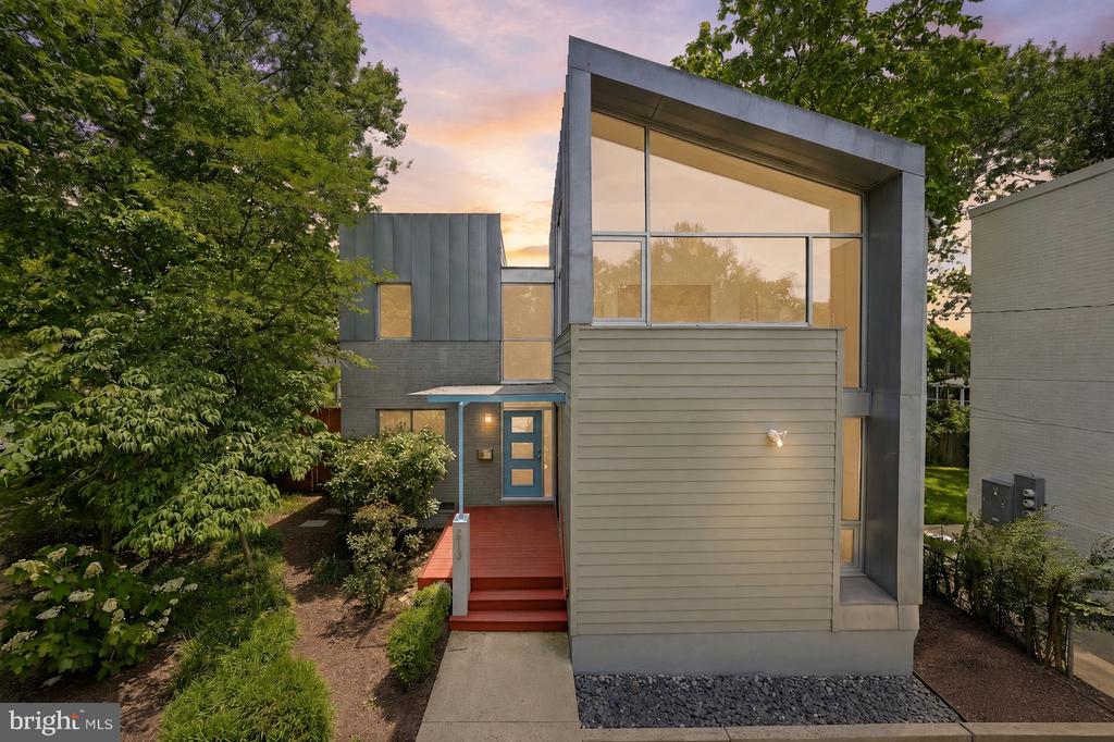 213 E RAYMOND AVENUE