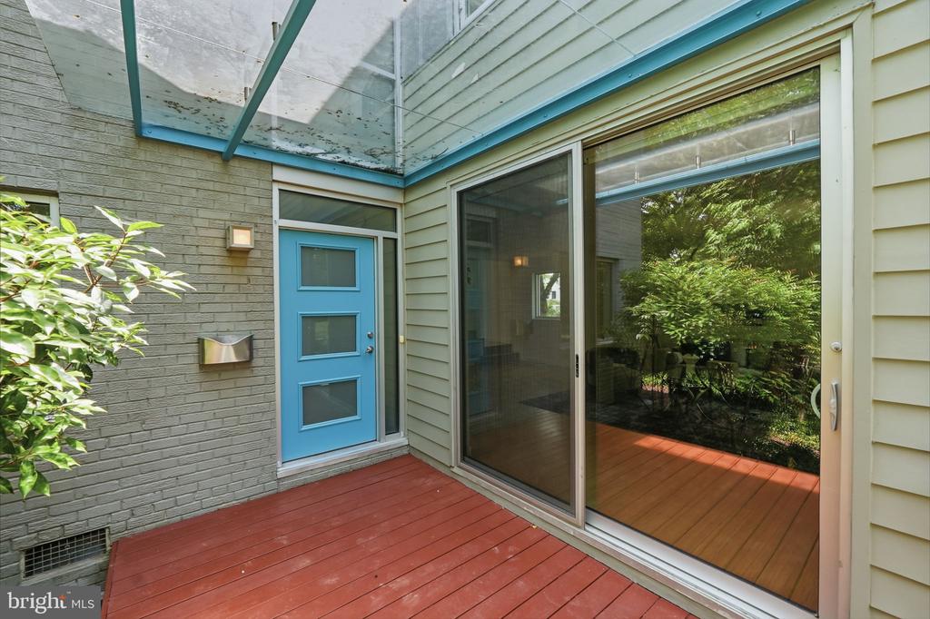 213 E RAYMOND AVENUE