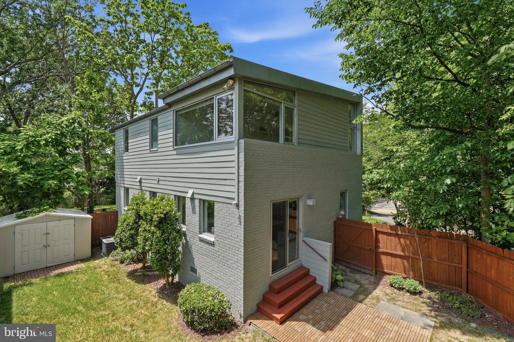 213 E RAYMOND AVENUE