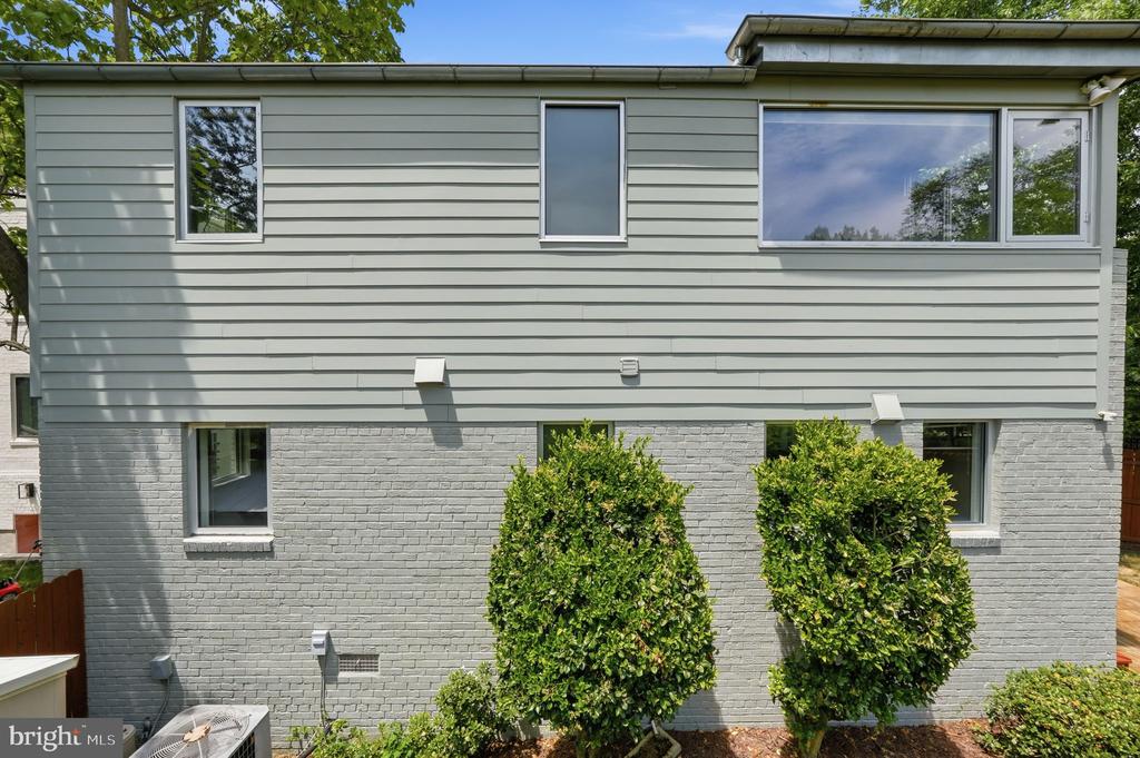 213 E RAYMOND AVENUE