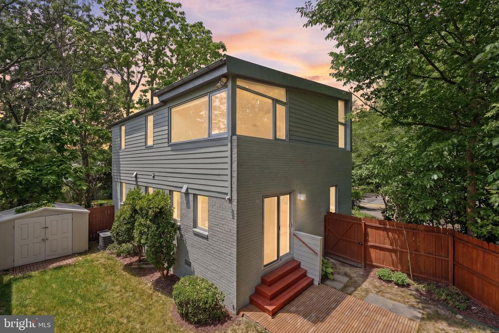 213 E RAYMOND AVENUE