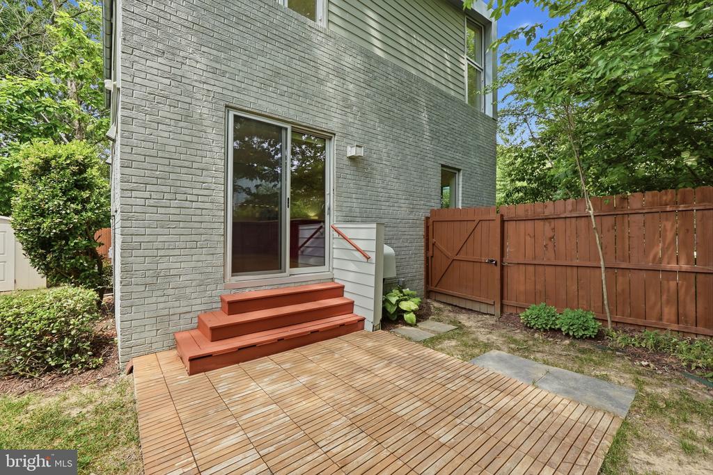 213 E RAYMOND AVENUE
