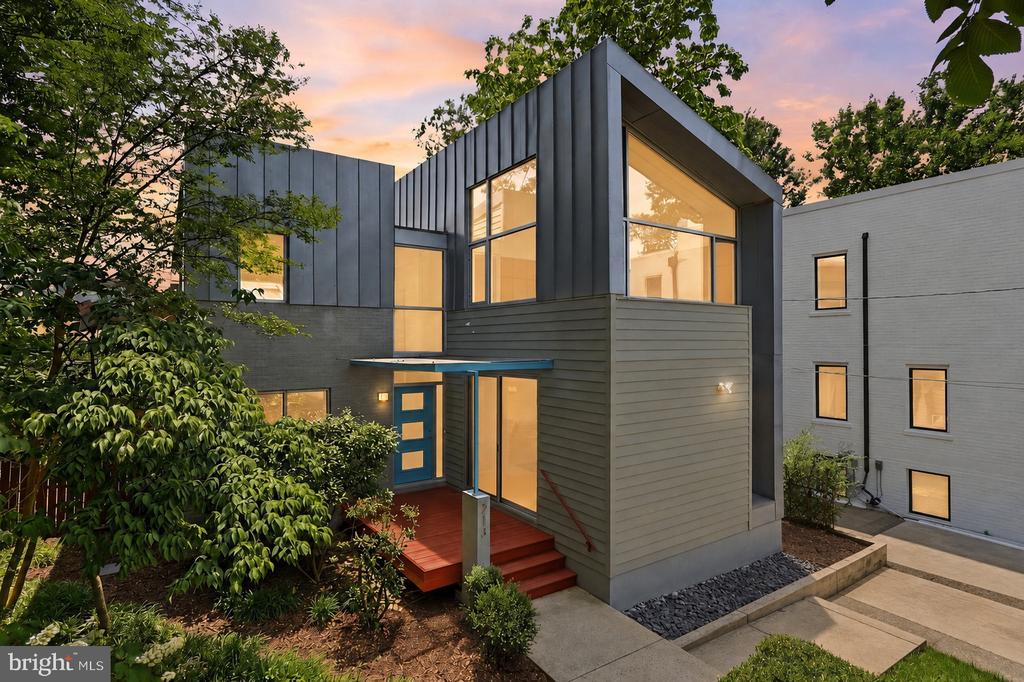 213 E RAYMOND AVENUE