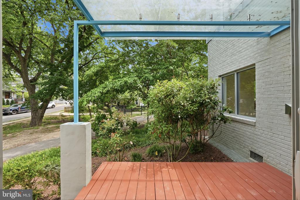 213 E RAYMOND AVENUE