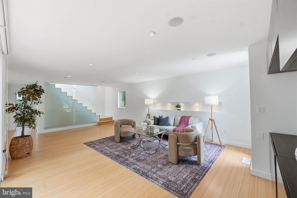 213 E RAYMOND AVENUE