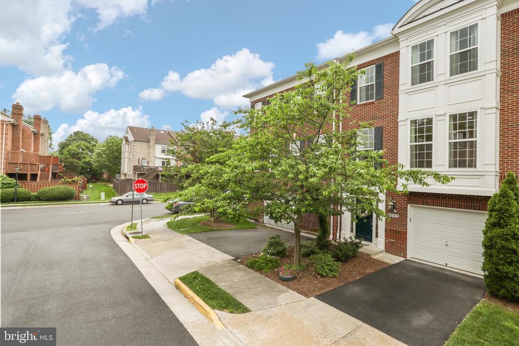 6253 Casdin Dr
