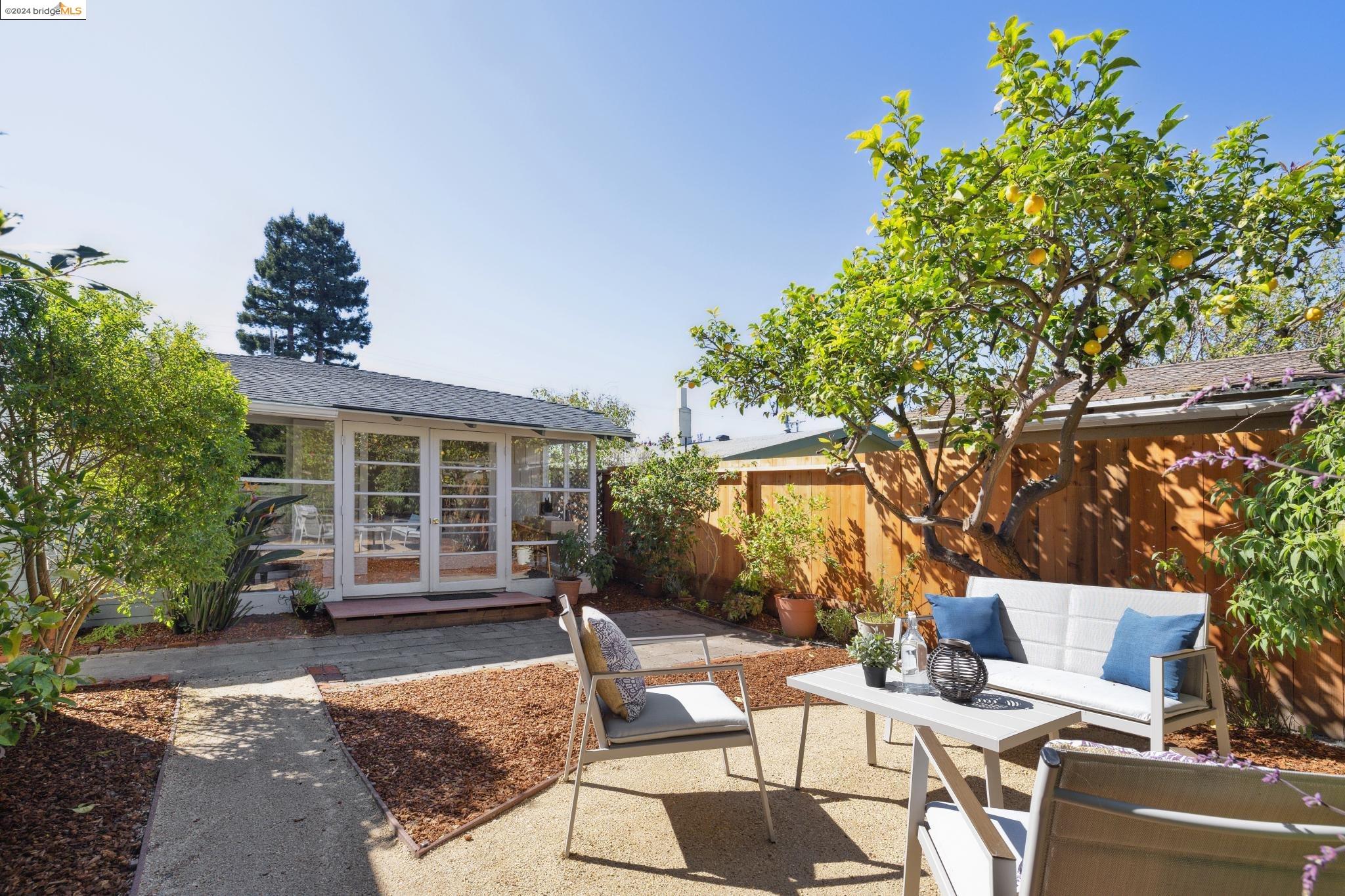 737 Neilson St