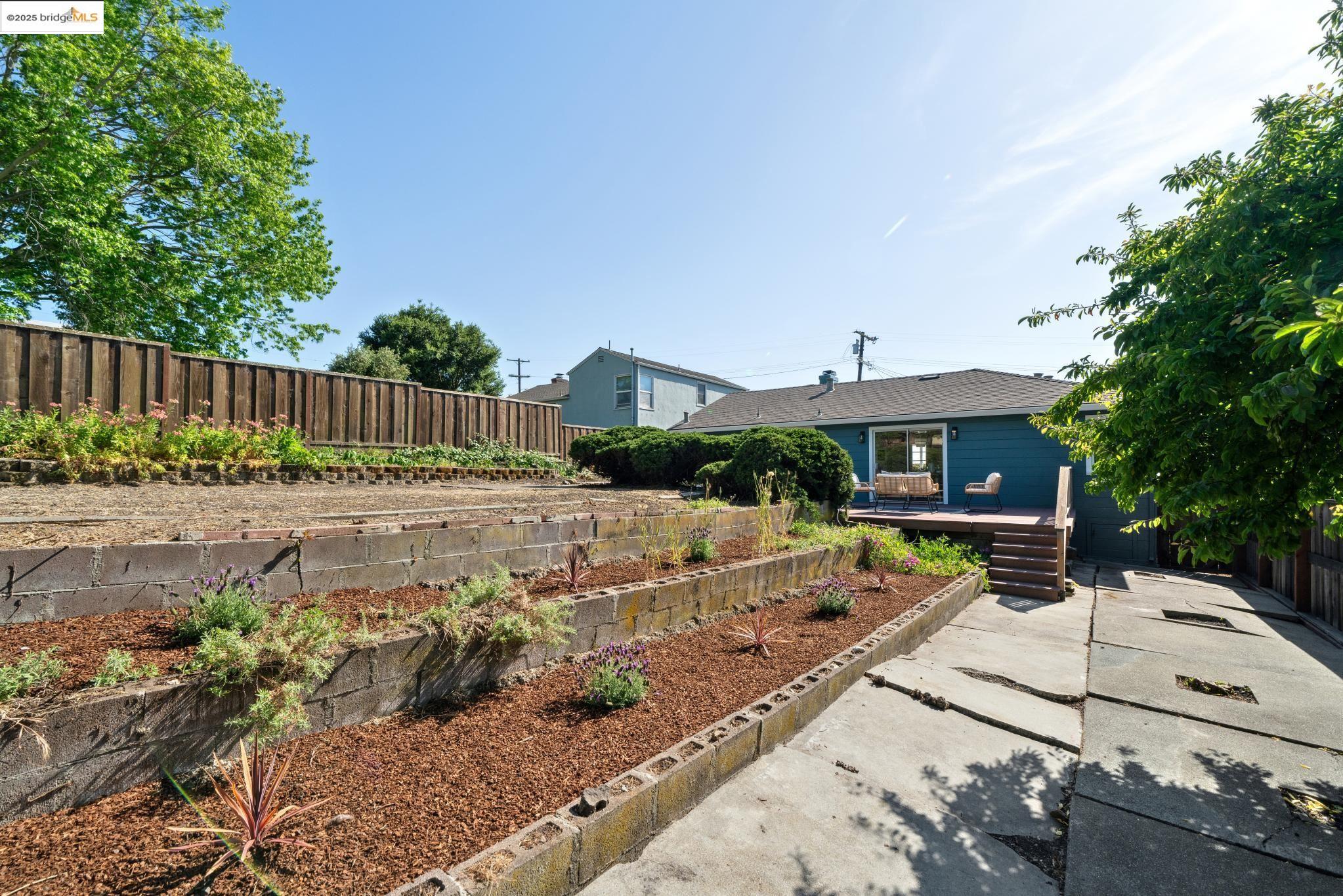 664 Amador St