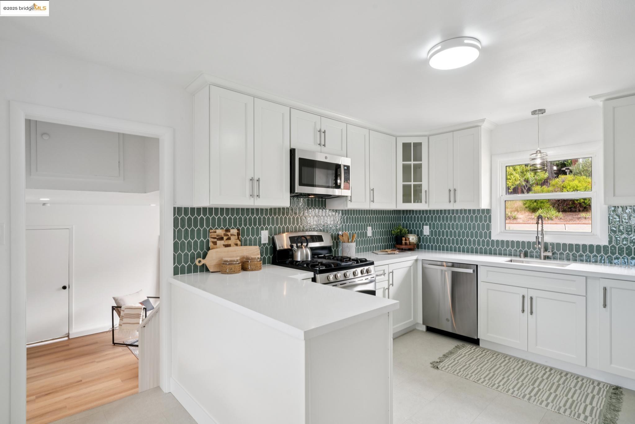 1601 Navellier St