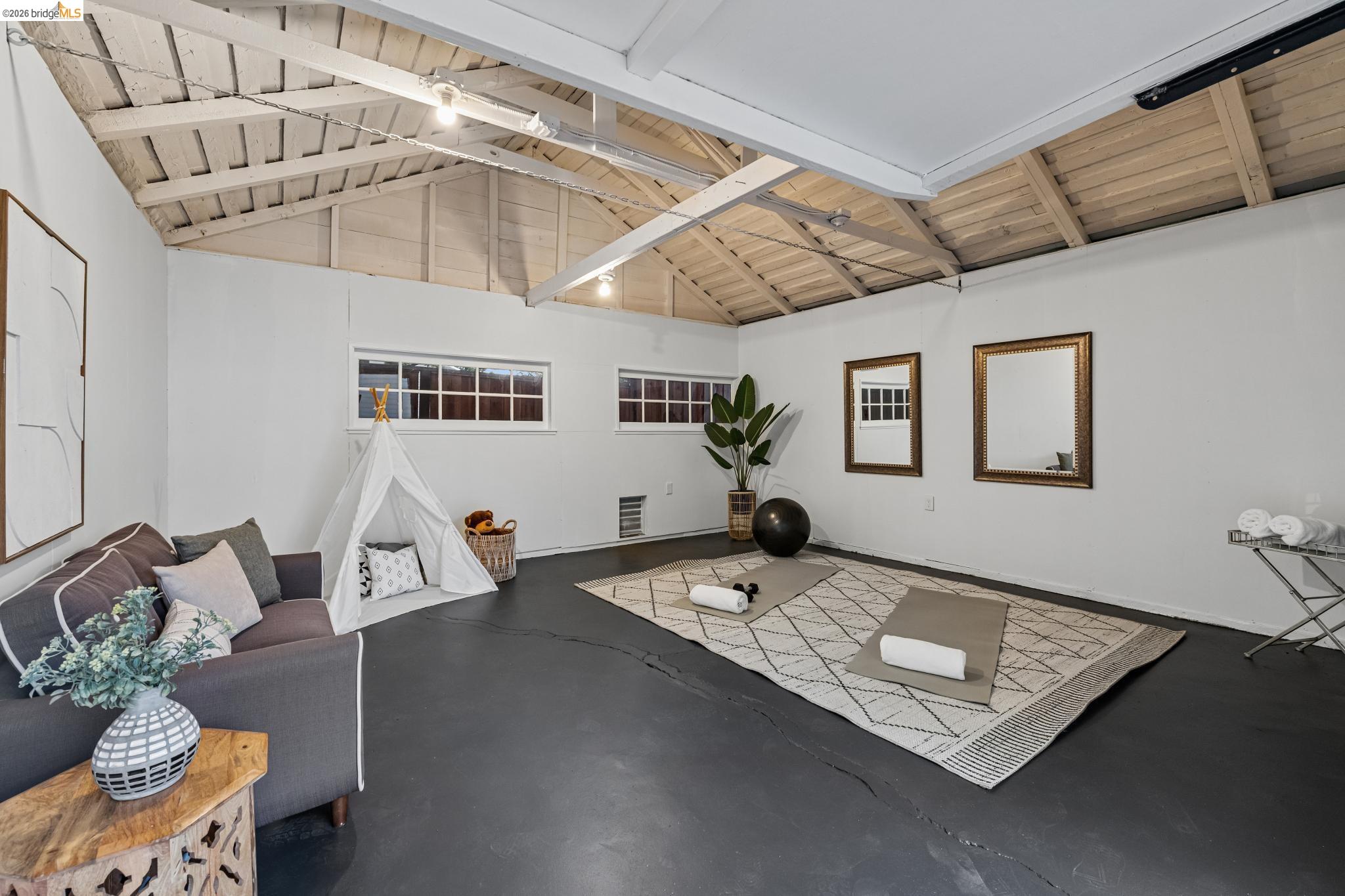 1038 Ramona Ave
