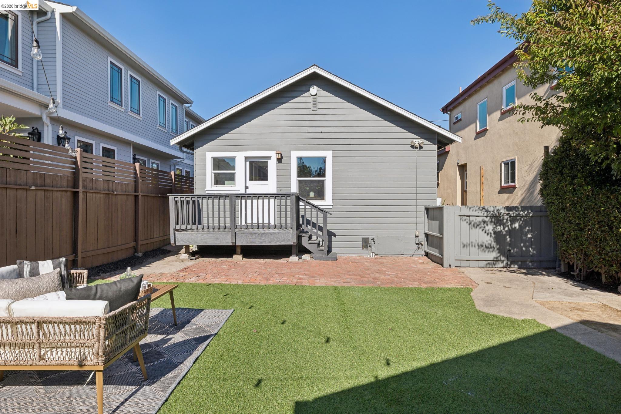 1038 Ramona Ave