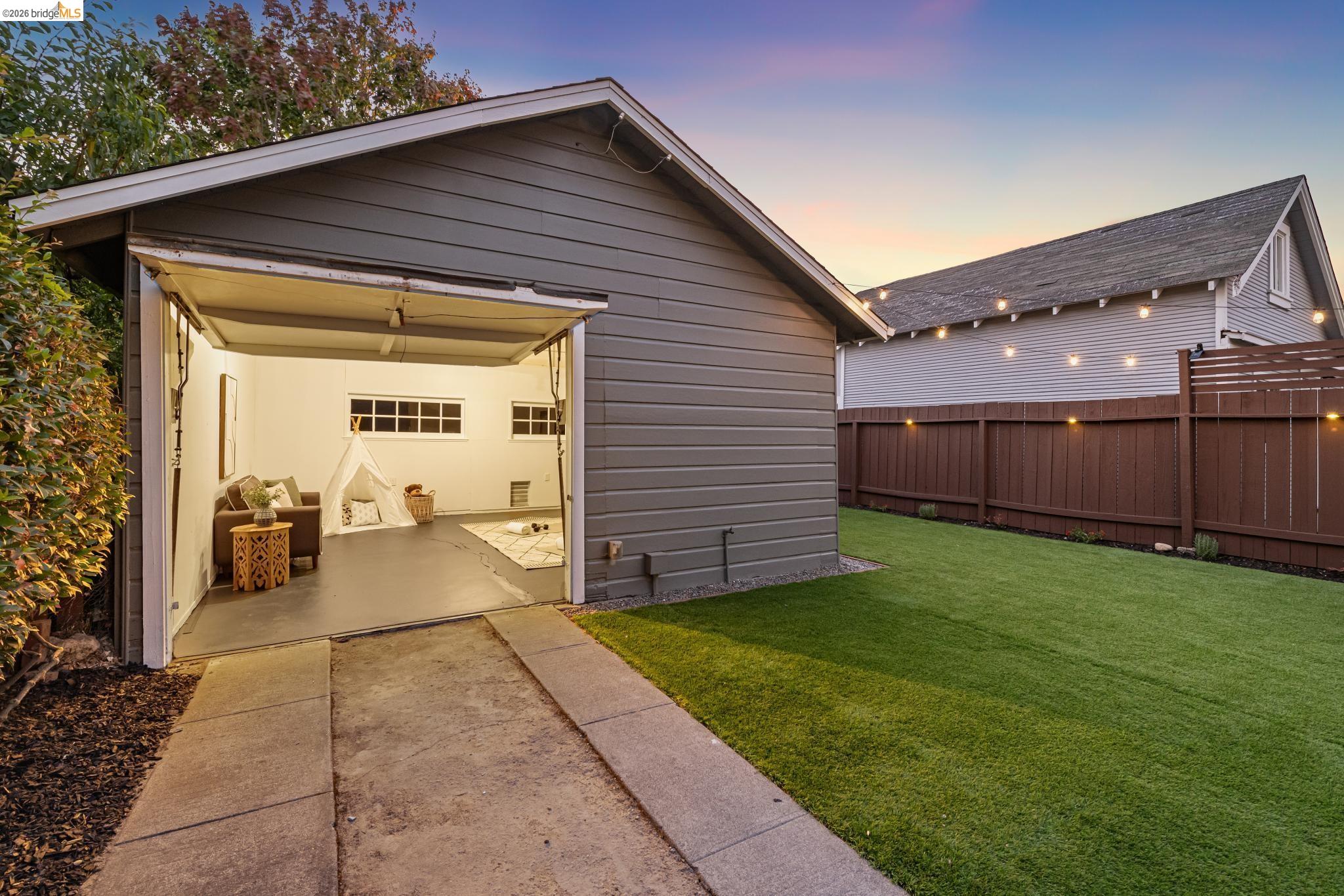 1038 Ramona Ave