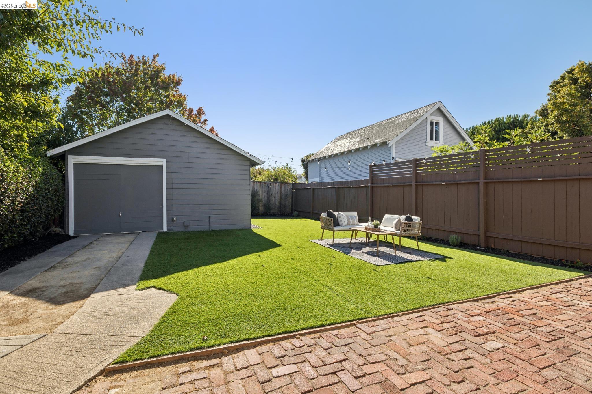 1038 Ramona Ave